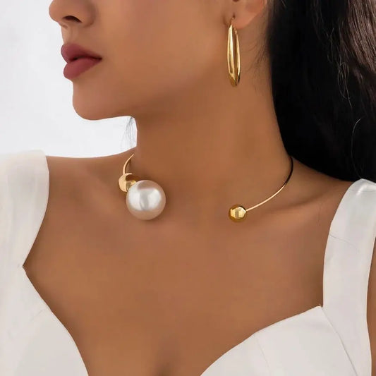 Big White Imitation Pearl Choker Necklace.